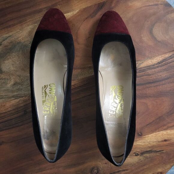 Vintage Salvatore Ferragamo Mafalda Pumps Black Suede Dark Red Toe Cap Size 7.5 - Picture 4 of 12